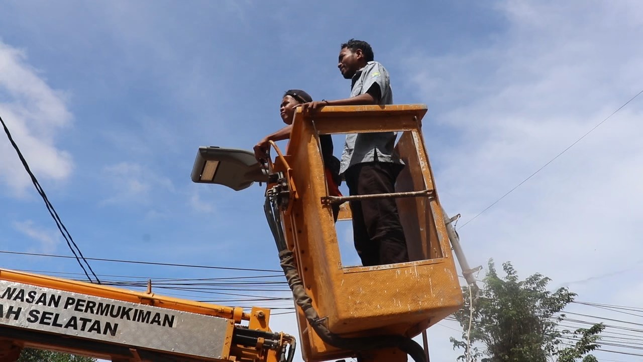 Dinas PRKP TTS Pasang PJU di 36 Titik Ruas Jalan Negara