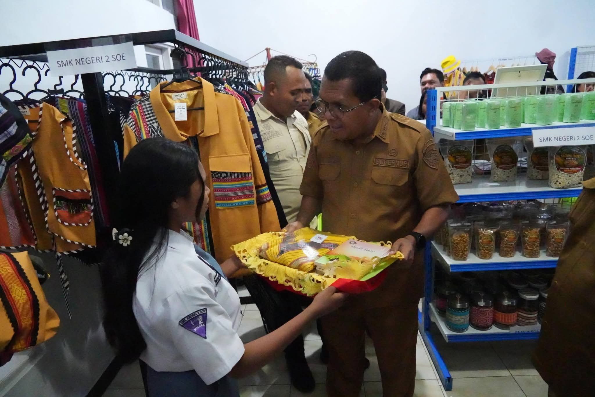 Gubernur Melki Resmikan Dapur Flobamorata dan NTT Mart Berbasis OSOP di SMKN 2 Soe, Dorong Transformasi Ekonomi Produktif