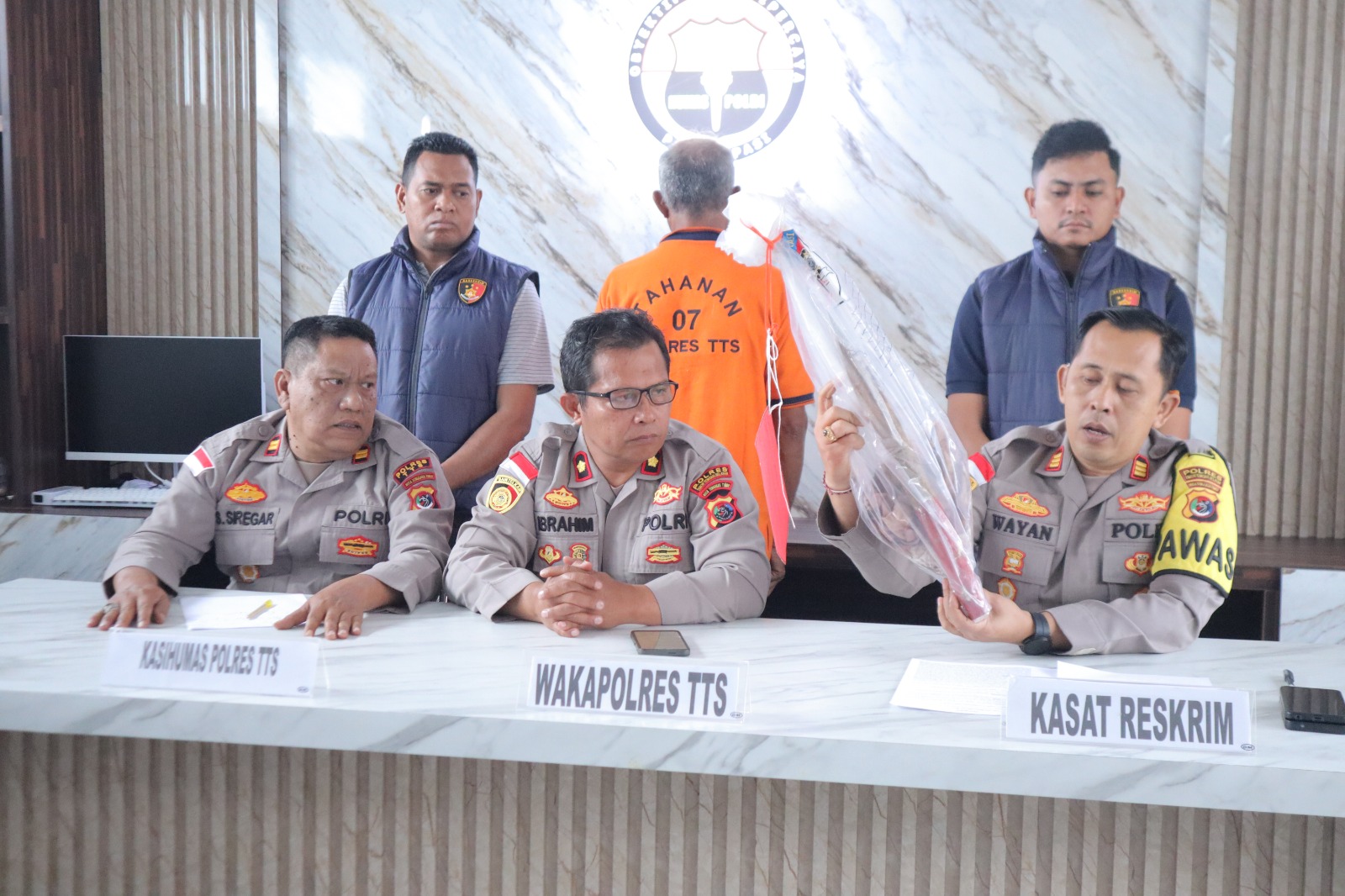 Konferensi Pers Polres TTS Ungkap Detik-detik Penganiayaan yang Merenggut Nyawa Mantan Anggota DPRD TTS